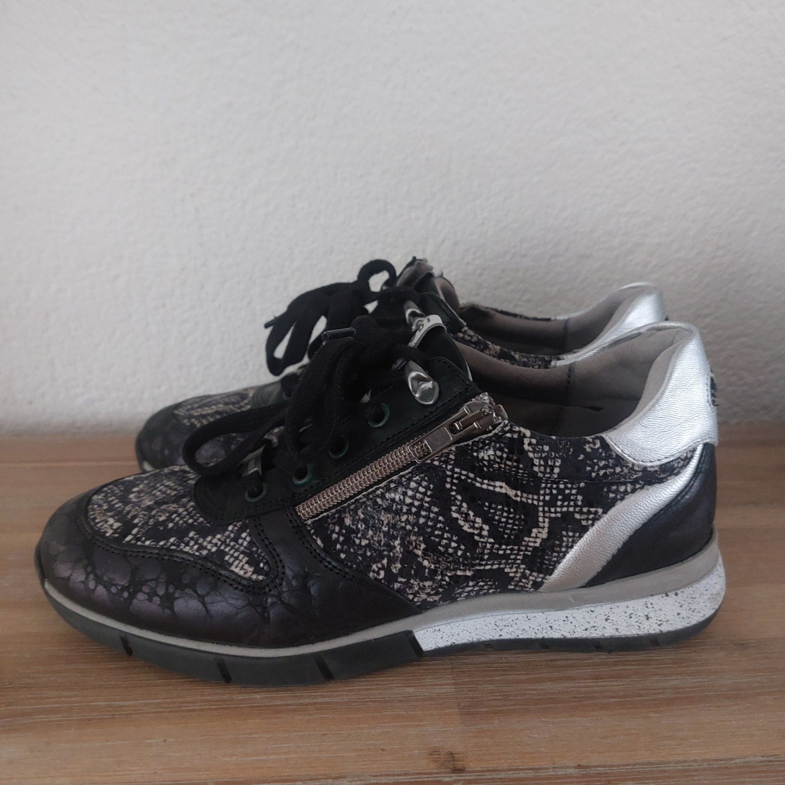Piedi Nudi gympen maat 39.
Nieuwprijs:149 euro
Graag bieden, Zwart, Ophalen of Verzenden, Piedi Nudi, Sneakers of Gympen