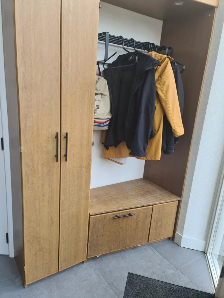 Houten garderobekast met legplanken en opbergvak, Ophalen, Met deur(en), 100 tot 150 cm, 200 cm of meer