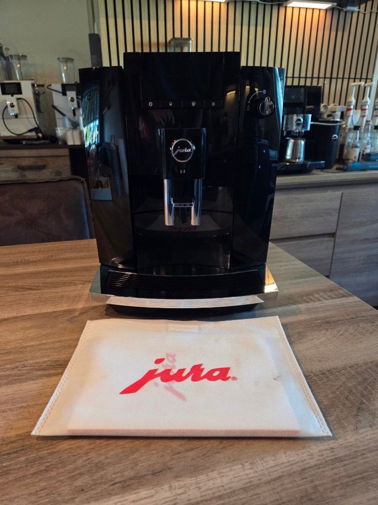 Jura E4 Piano Black (2024) ZGAN — Slechts 3.276 bereidingen!