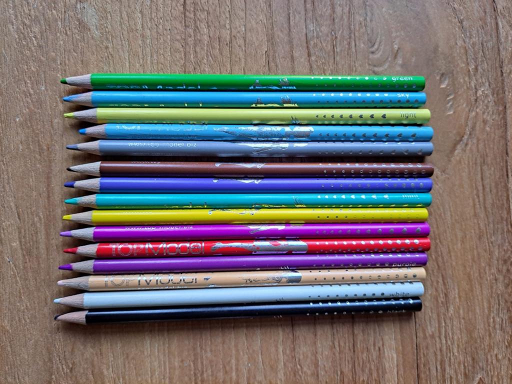 Topmodel Set van 15 kleurpotloden - diverse kleuren, Ophalen of Verzenden, Zo goed als nieuw, Potlood of Stift