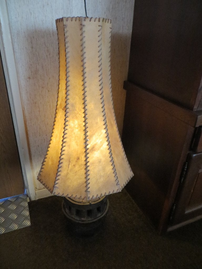 Aparte vloerlamp met varkensleren kap en wagenwiel voet., Ophalen, Gebruikt, E27 (groot), Landelijk