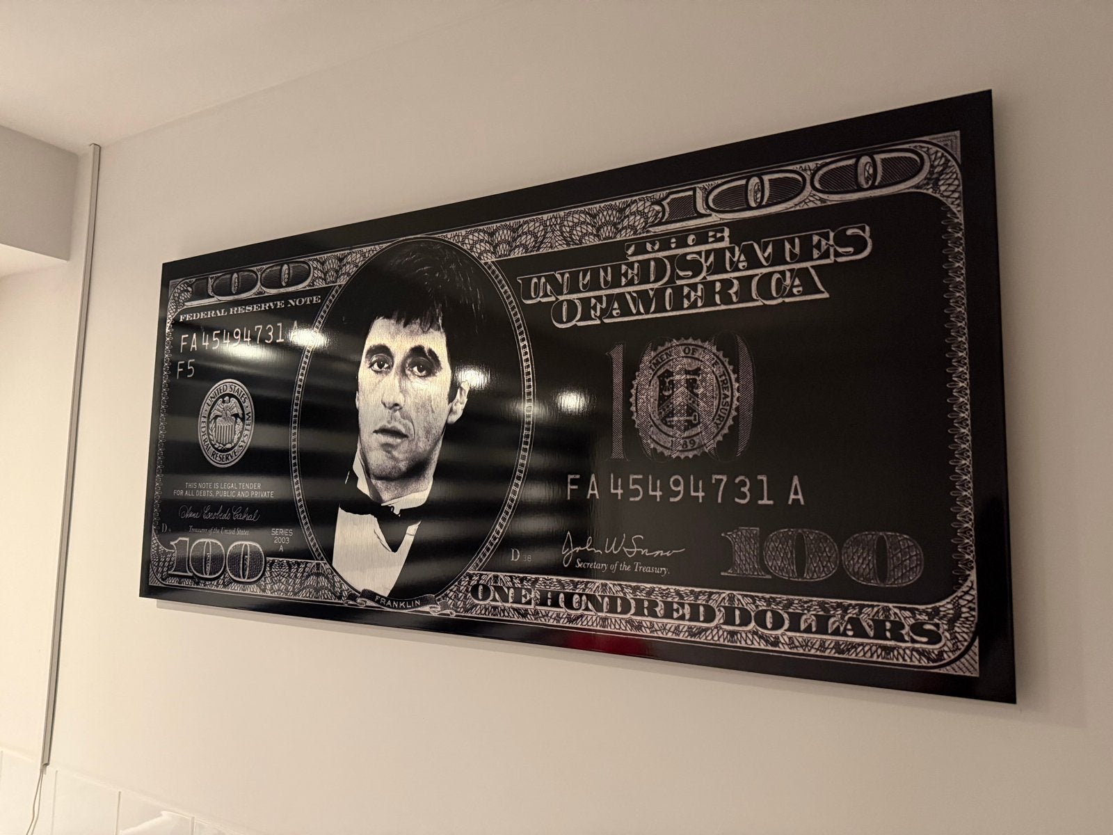 Tony Montana (Scarface) 100 Dollar Biljet Kunstwerk, Antiek en Kunst, Ophalen, Film, Kunststof, Gelakt/vernis