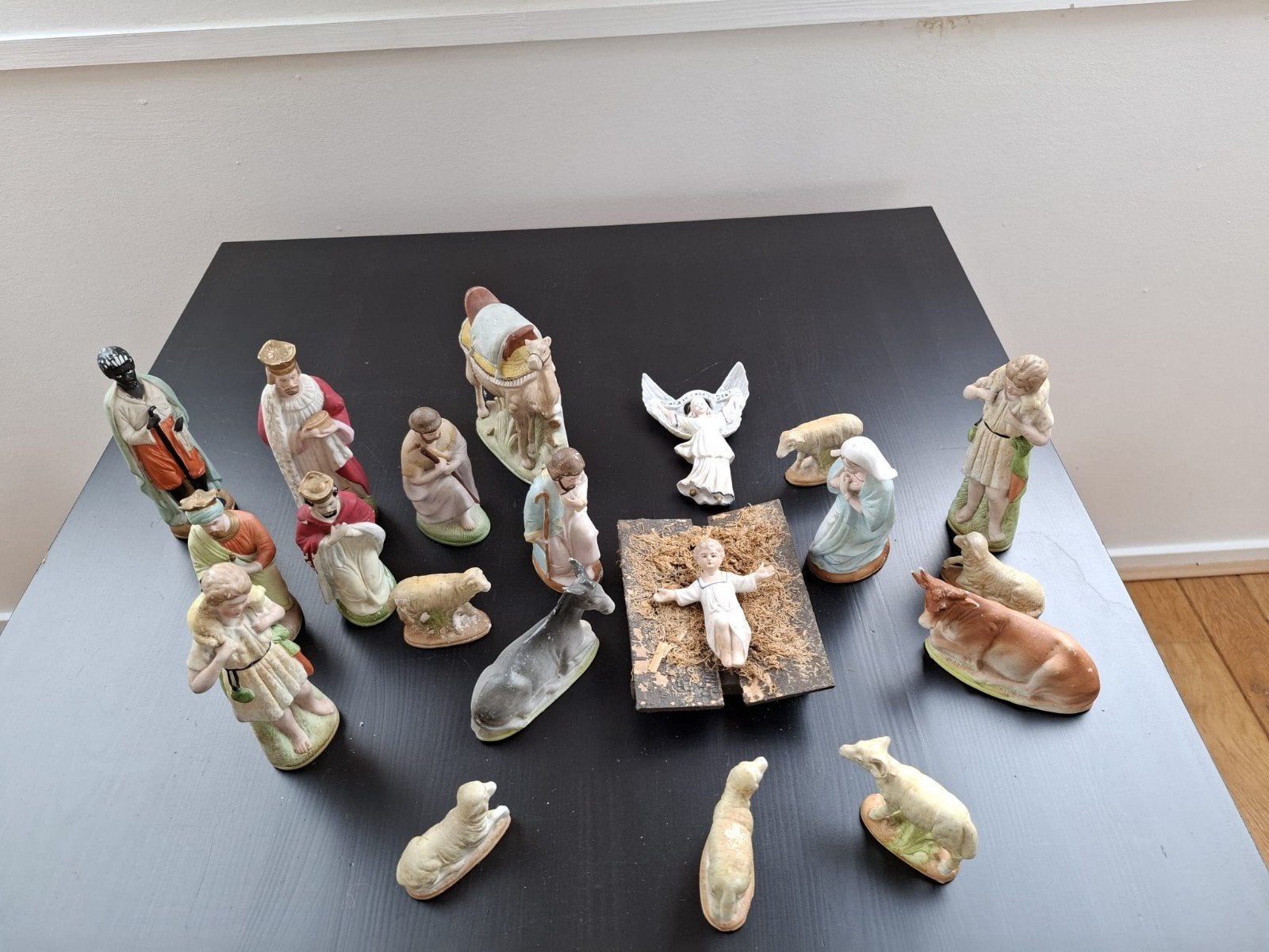 Antieke Porseleinen Kerststal - 20 Delig, Ophalen