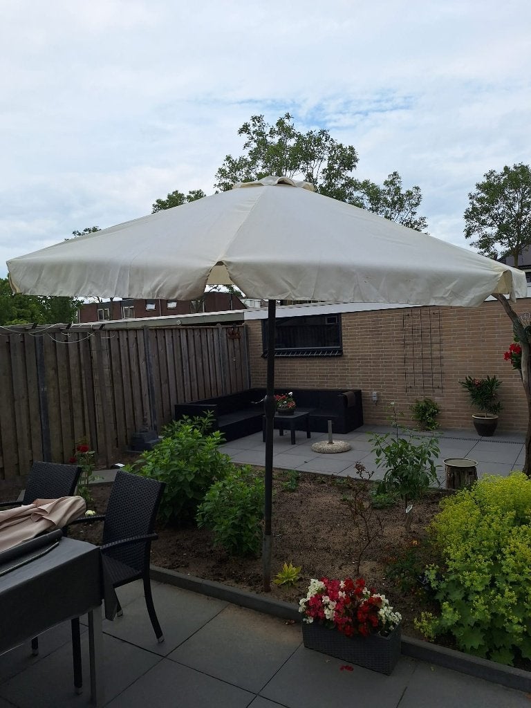 Lichtgewicht uitdraaibare (camping)parasol met grondvoet, Ophalen, Verstelbaar, Gebruikt, Stokparasol