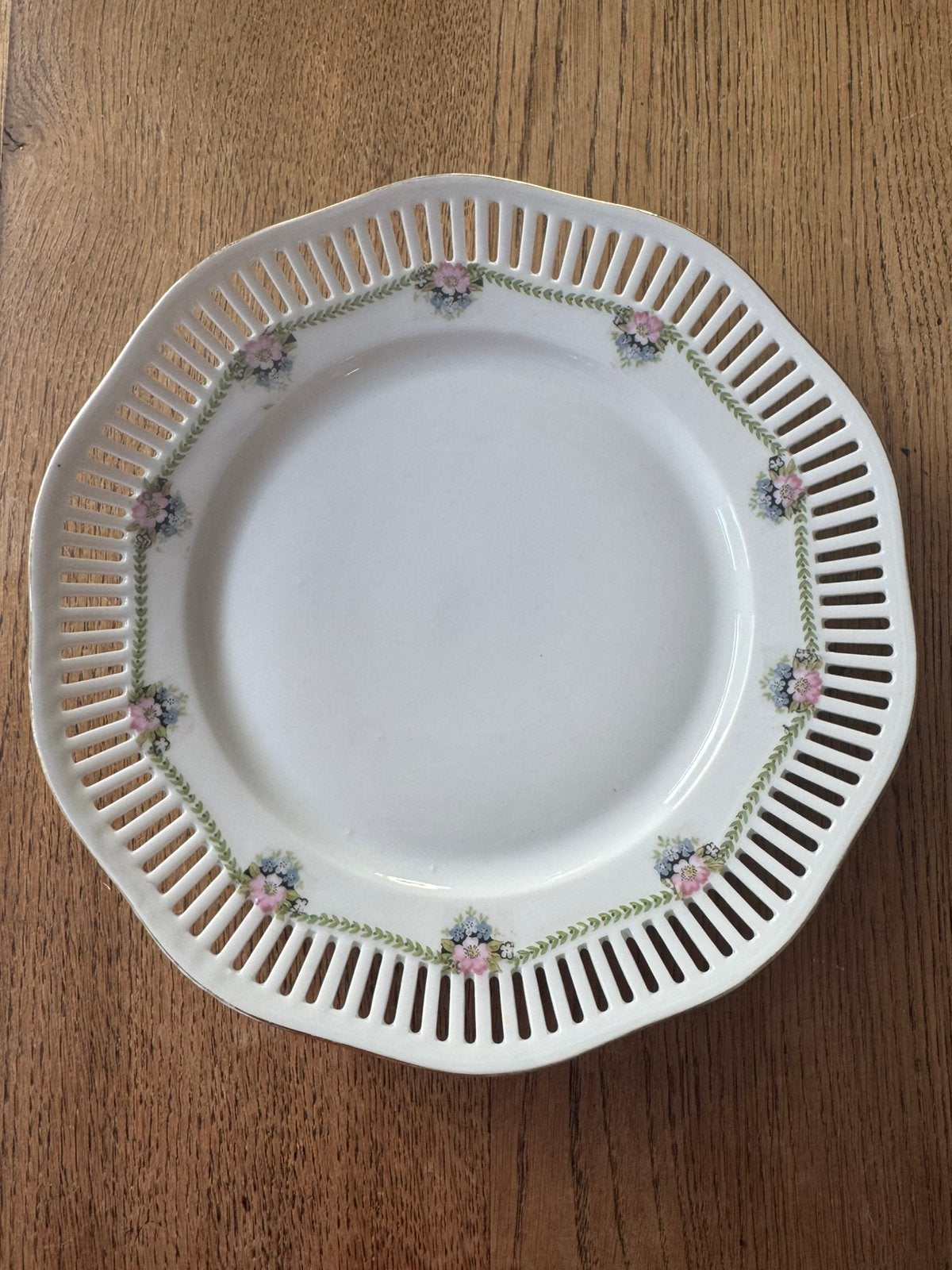 Vintage opengewerkte porseleinen schaal met bloemmotief, Ophalen of Verzenden