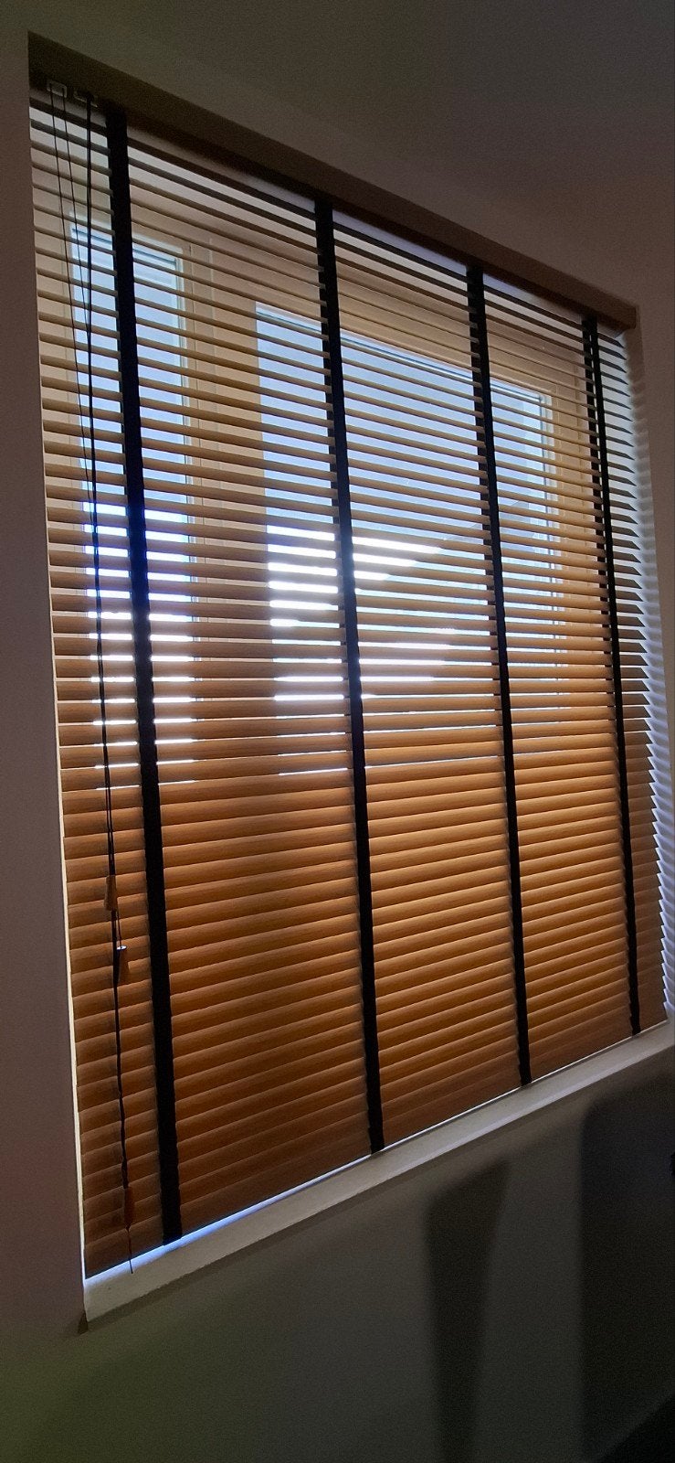 Luxe Houten Jaloezieën 50 mm met Zwarte Stoffen Ladderkoord, Ophalen, Gebruikt, Bruin