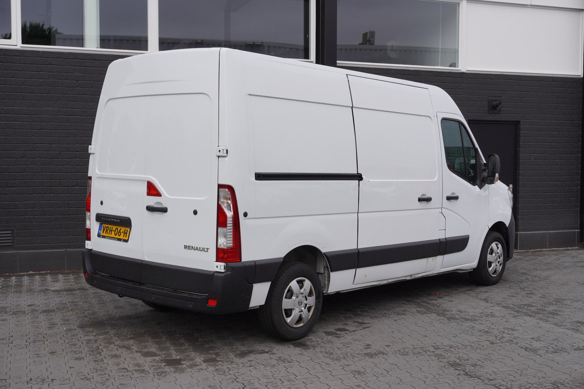 Renault Master 2.3 dCi 150PK L2H2 - EURO 6 - Airco - Cruise, Auto's, Voorwielaandrijving, Dealer onderhouden, Stof, Gebruikt