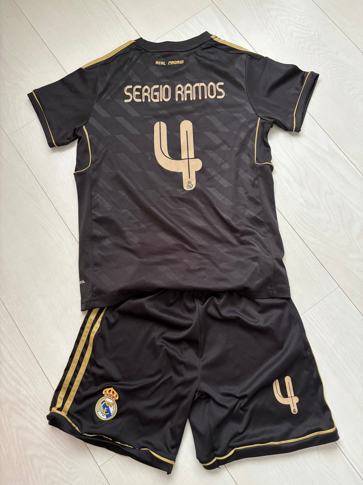 Real Madrid Retro Voetbaltenue Sergio Ramos Maat 164, Sport en Fitness, Maat XS of kleiner, Ophalen of Verzenden, Gebruikt, Shirt