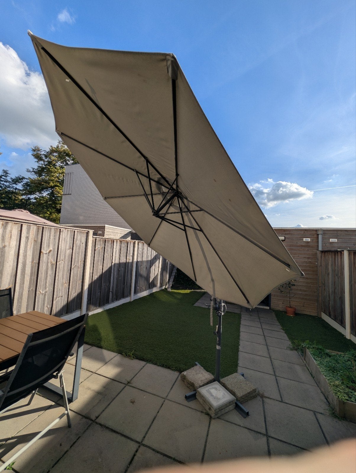 Parasol - Grijs - Kantelbaar en Verstelbaar, Ophalen, Gebruikt, Zweefparasol, Kantelbaar