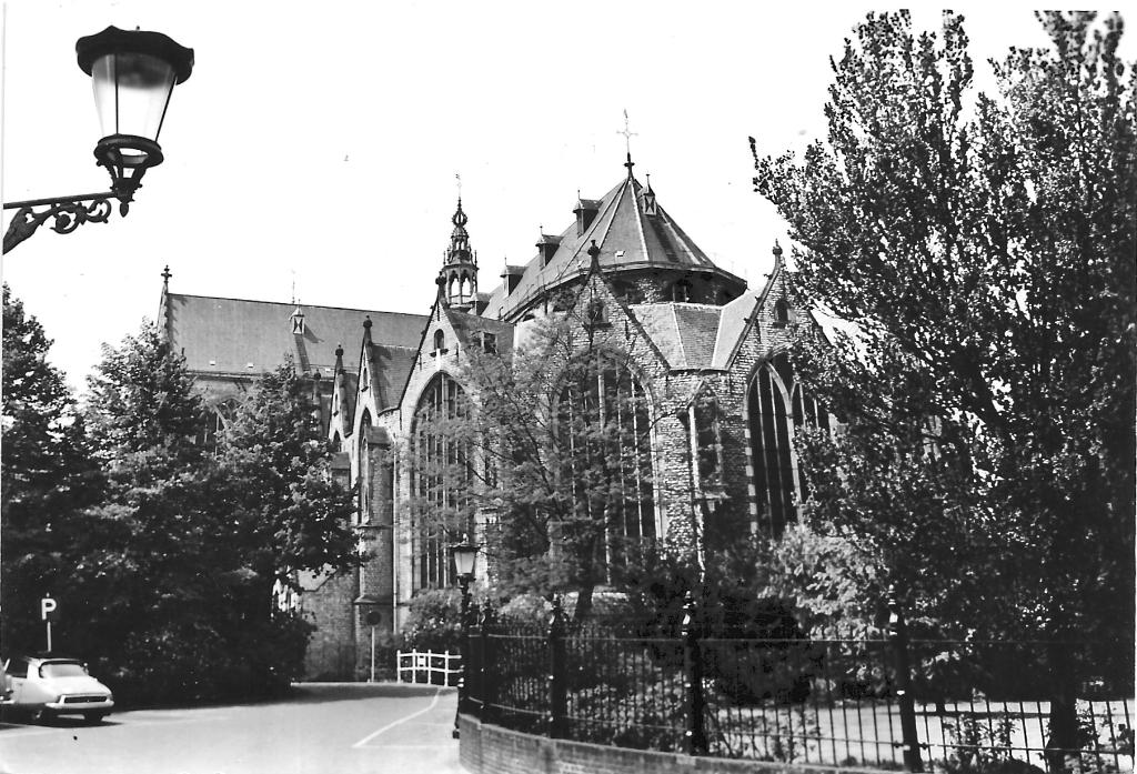 AK Gouda - Achter de Kerk, Verzamelen, Ansichtkaarten | Nederland, Verzenden, 1960 tot 1980, Ongelopen, Zuid-Holland