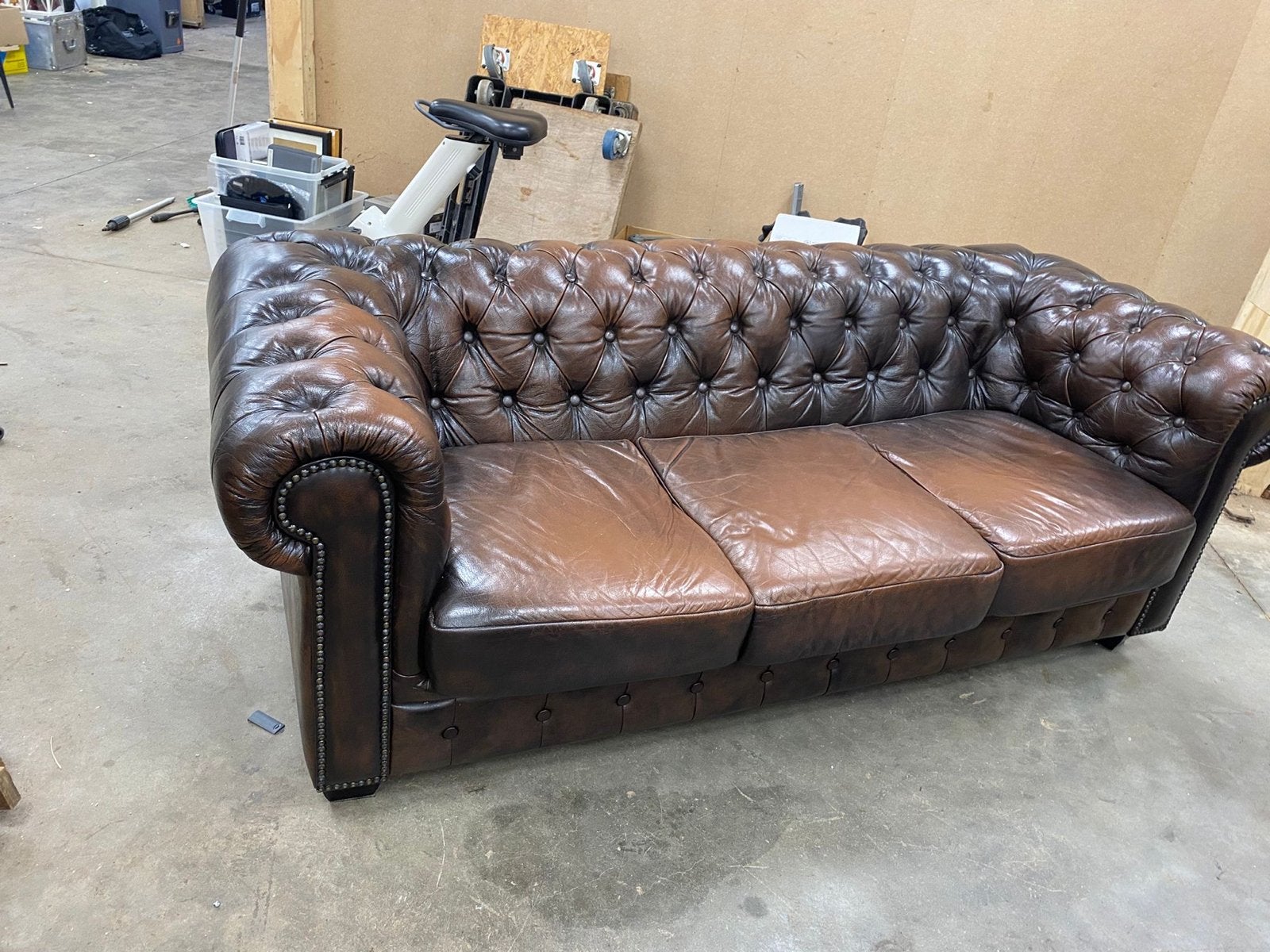 Nette leren Chesterfield bank - geleefd, zonder scheuren, Gebruikt, Driepersoons, Ophalen of Verzenden, Rechte bank