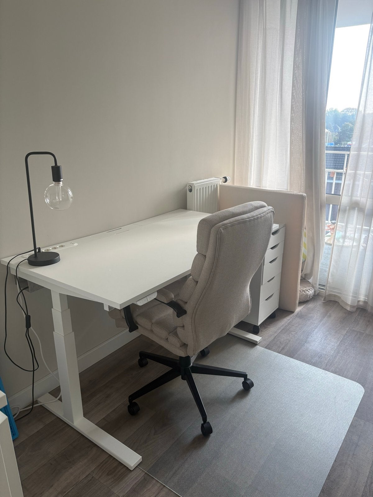 Complete thuiswerkplek elektrisch bureau, stoel & ladekast., Ophalen, Zit-sta bureau, Elektrisch, Zo goed als nieuw
