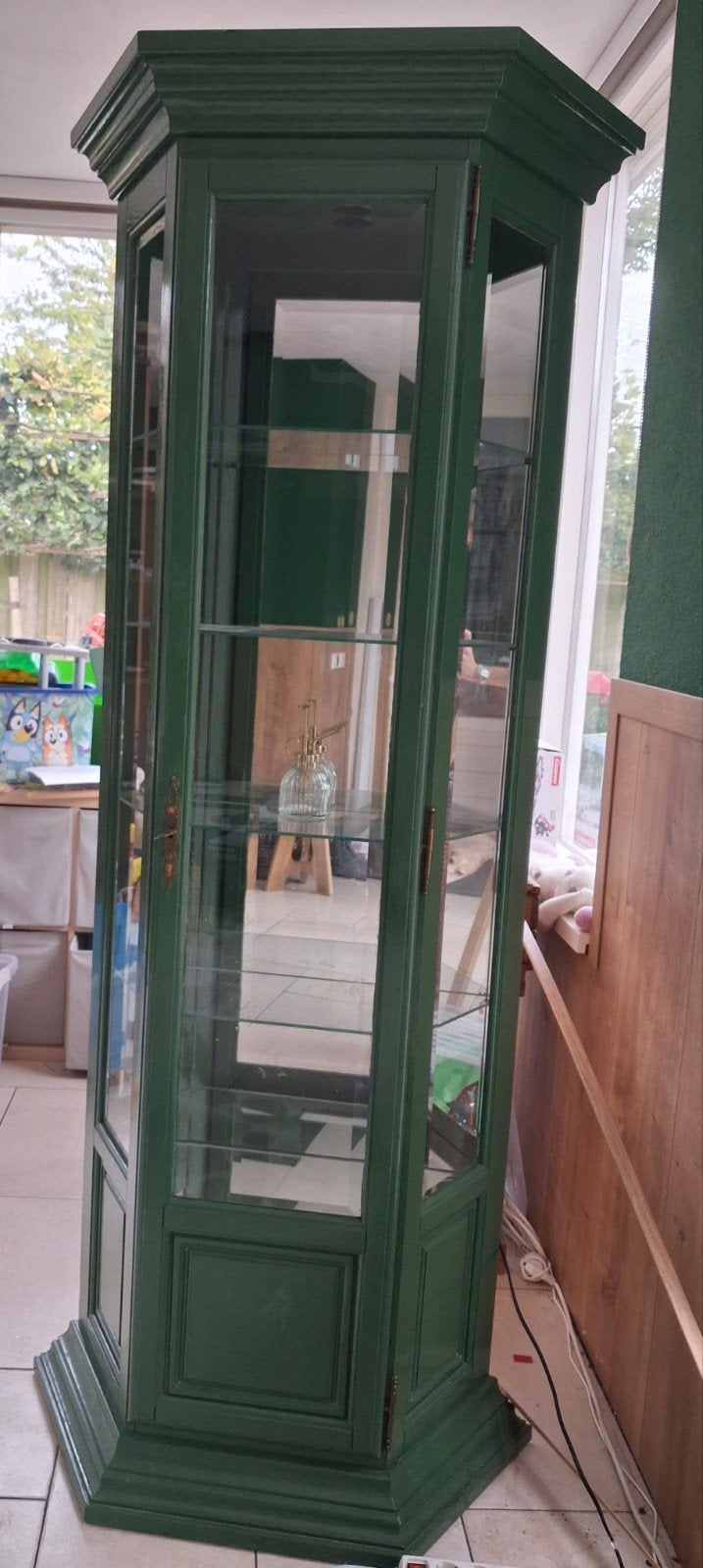 Groene vitrinekast met glazen planken, Huis en Inrichting, Klassiek, Overige houtsoorten, 150 tot 200 cm, 25 tot 50 cm