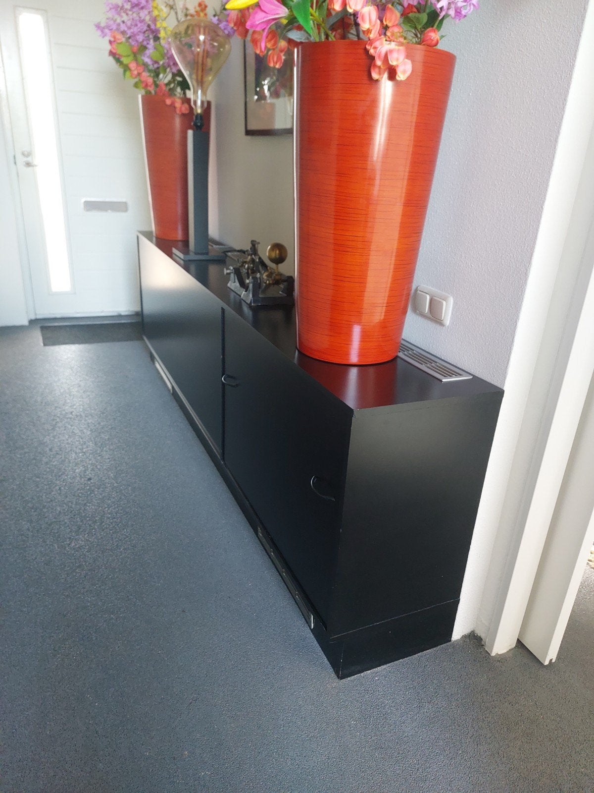 Zwart dressoir / radiatorkast, Gebruikt, Met klep(pen), Ophalen of Verzenden, 200 cm of meer