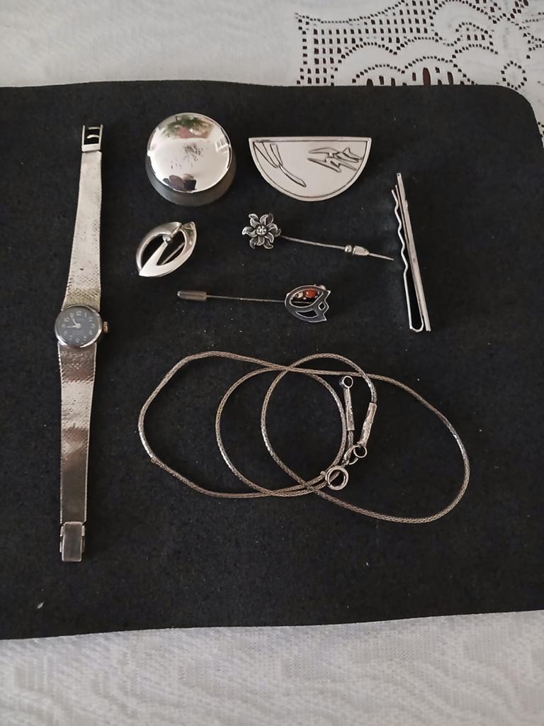 Div zilveren sieraden, Ophalen