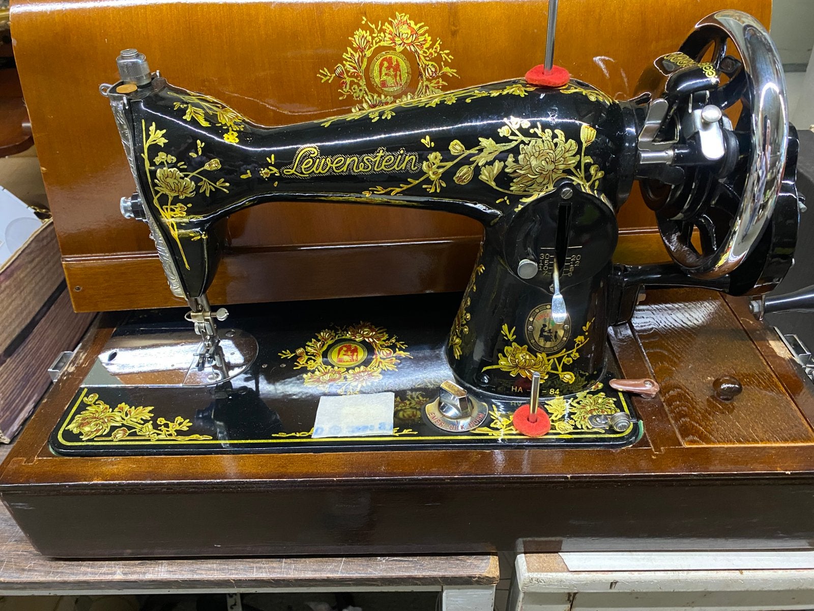 Hand naaimachine, Ophalen