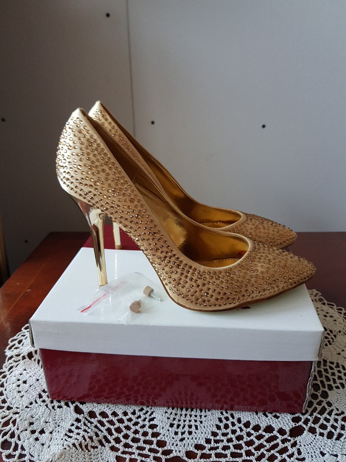 Gouden pumps met steentjes - Maat 38 en 39, Ophalen of Verzenden, Nieuw, Overige kleuren, Pumps