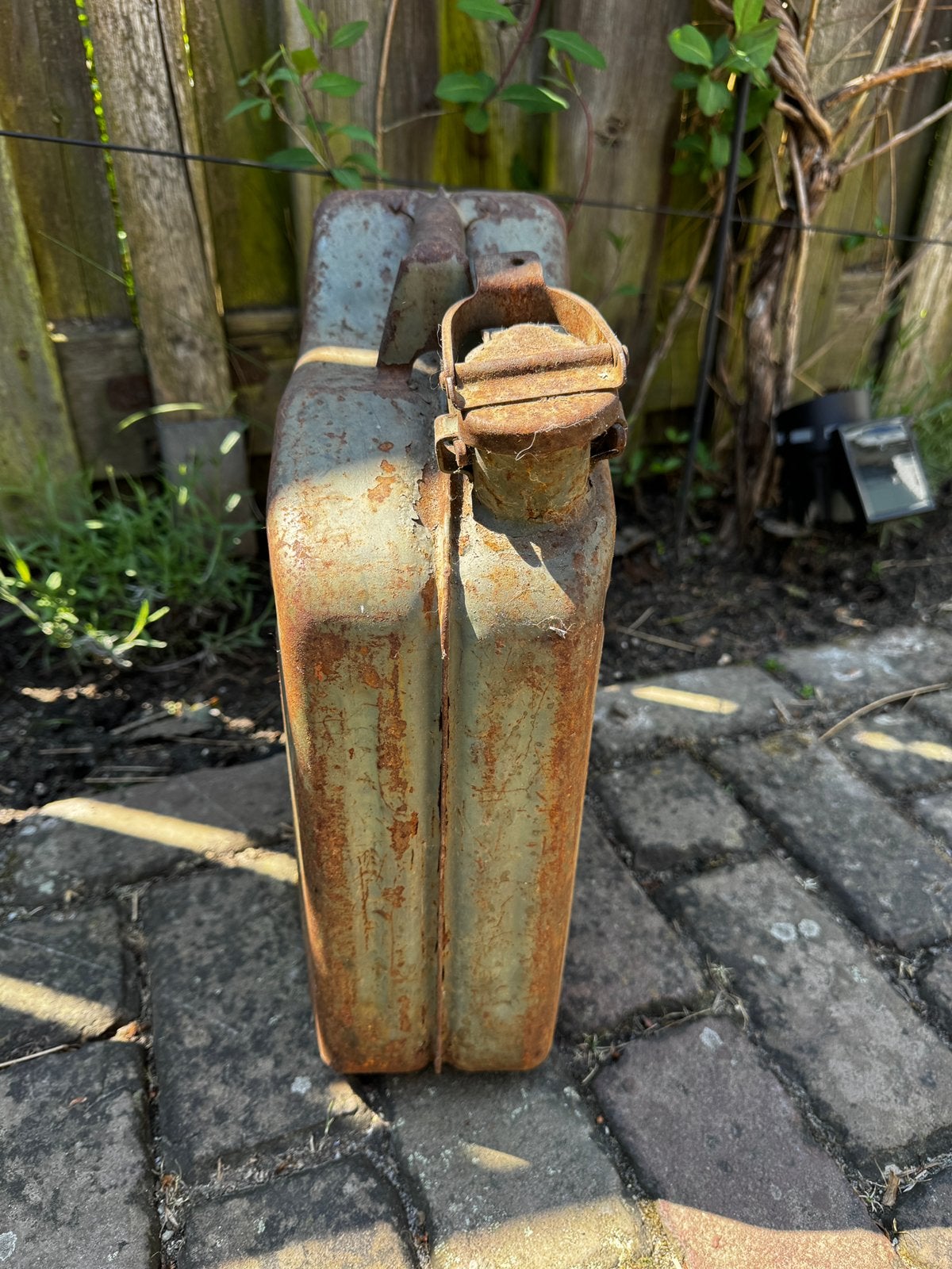 Metalen Vintage 10 liter Oude jerrycan uit 1979, Verzamelen, Militaria | Tweede Wereldoorlog, Ophalen of Verzenden, Landmacht