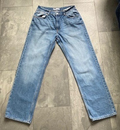 Blauwe spijkerbroek van bershka, maat 36 (qwe) nr:2., Blauw, Zo goed als nieuw, W28 - W29 (confectie 36), Bershka