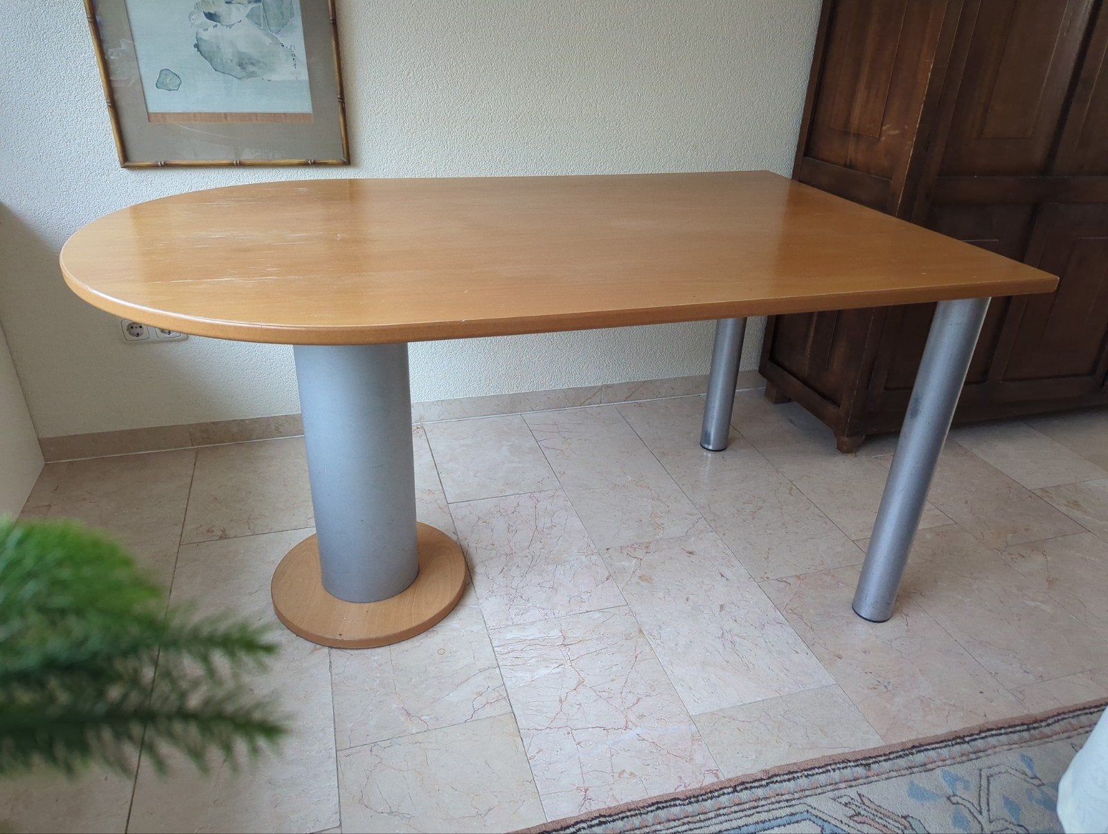Stijlvolle eettafel, unieke vorm, metalen poten1,50x0,9m, Huis en Inrichting, Tafels | Eettafels, Gebruikt, Vijf personen of meer