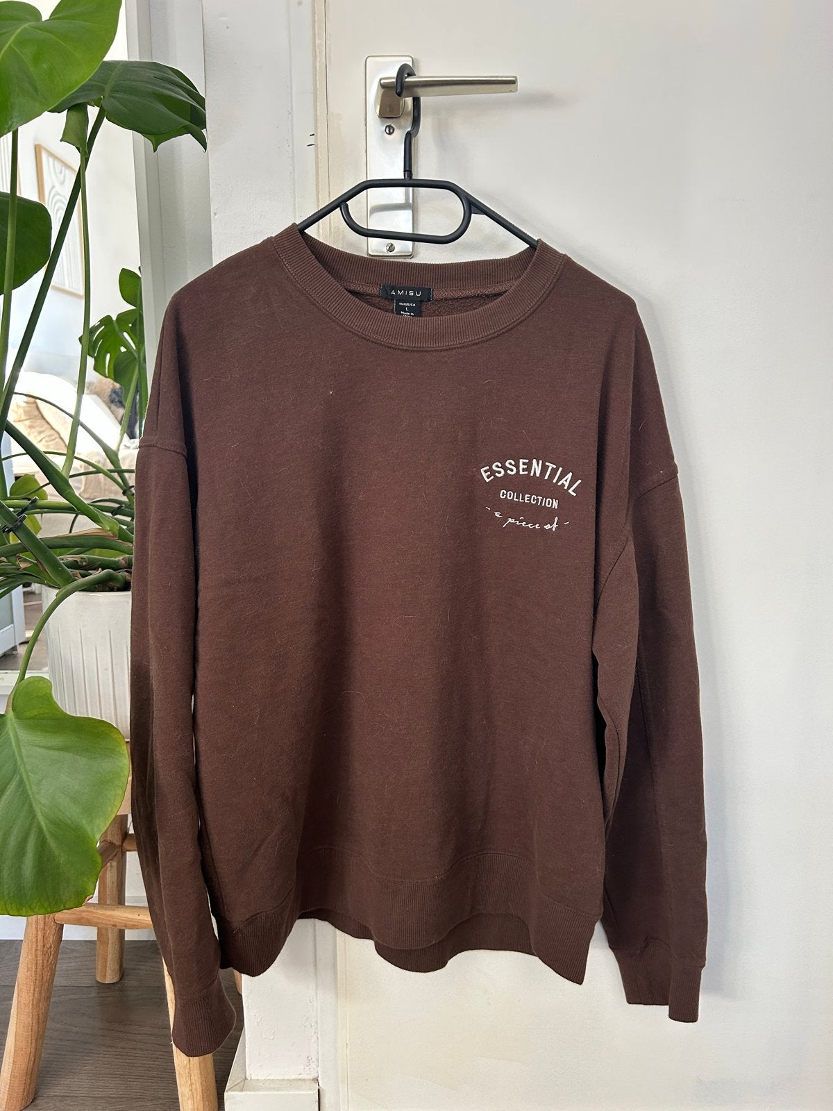 Bruine sweater met 'Essential Collection' opdruk, Ophalen of Verzenden, Gedragen, Maat 38/40 (M), Bruin