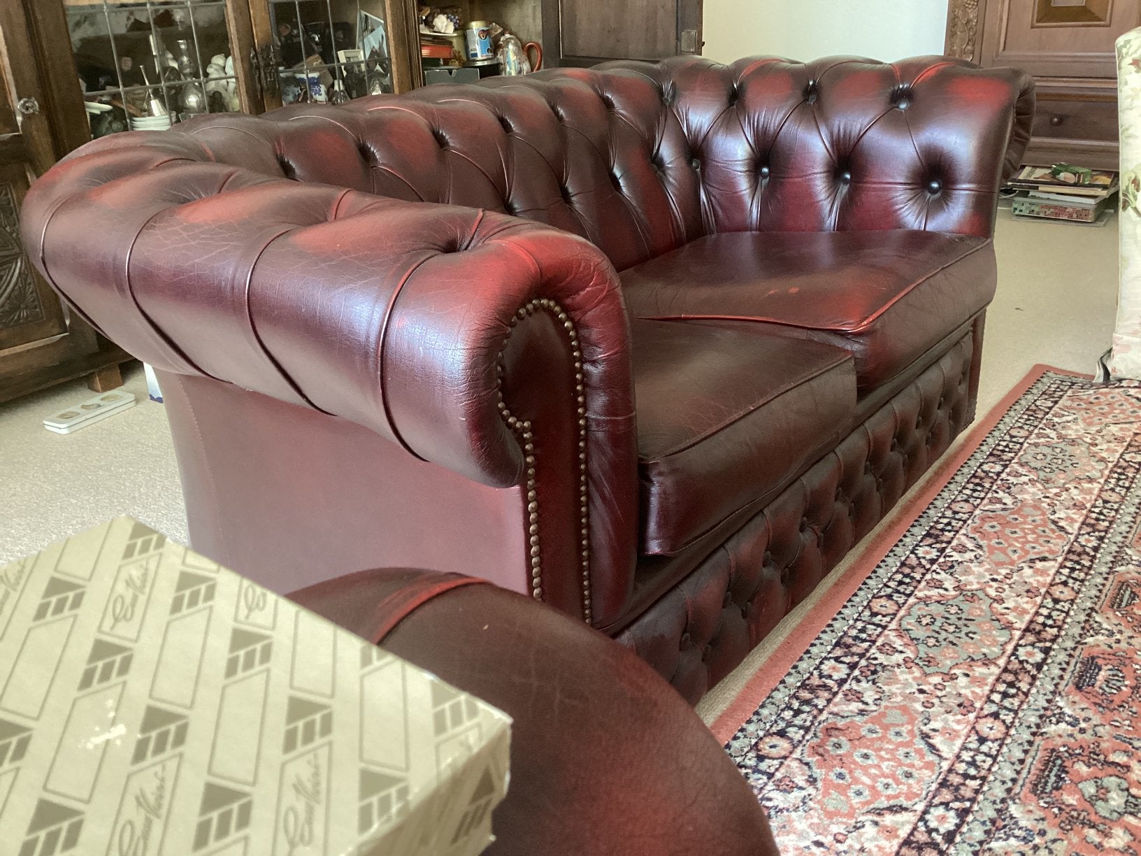 Chesterfield bordeauxrood leer Engeland tweezits verrijdbaar, Huis en Inrichting, 150 tot 200 cm, Tweepersoons, 75 tot 100 cm