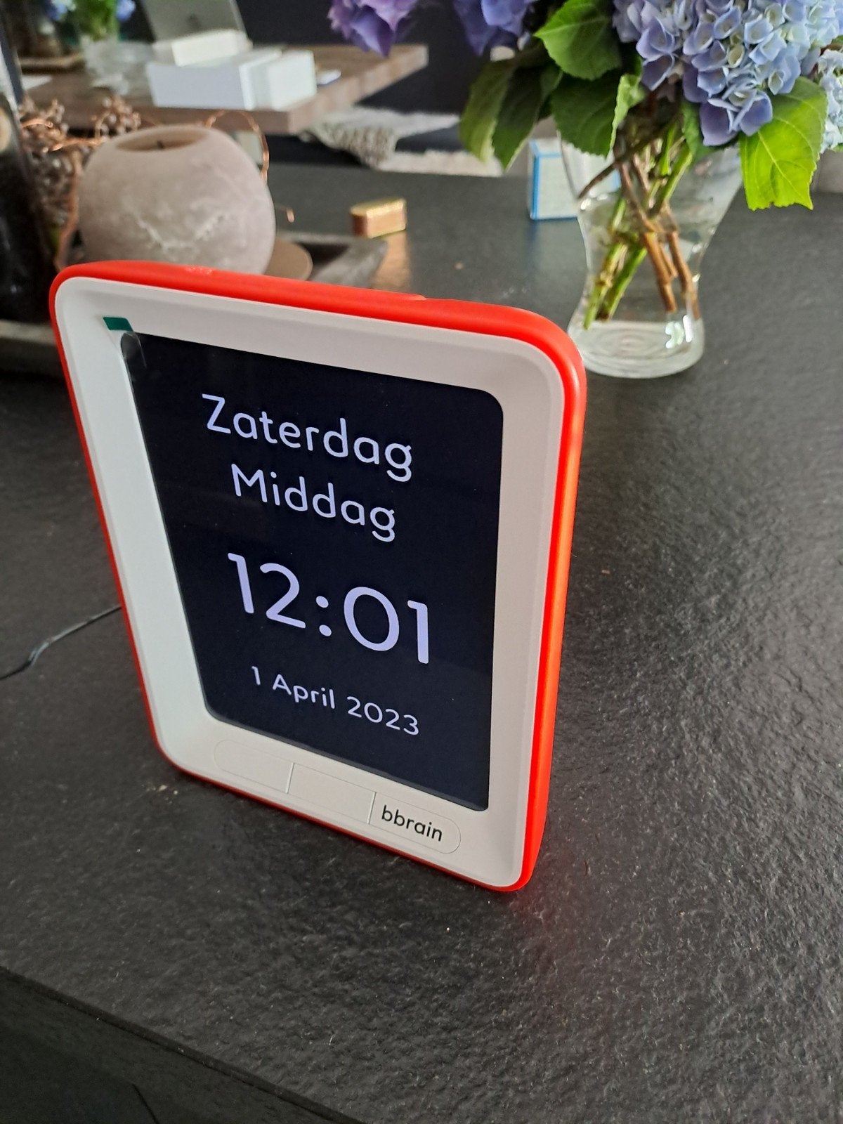 BBrain Spreekende Kalenderklok Rood - Zo goed als nieuw, Ophalen of Verzenden, Zo goed als nieuw, Digitaal, Wekker of Tafelklok
