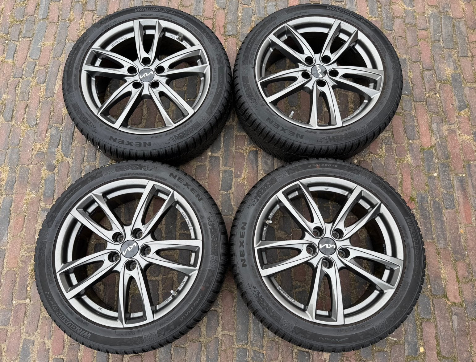 Donkergrijze 18” Kia XCeed velgen + tpms+ winterbanden (7mm), 18 inch, Banden en Velgen, 235 mm, Winterbanden