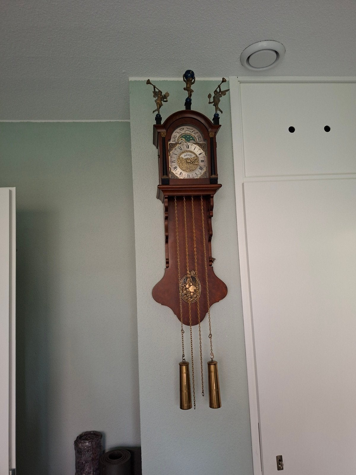 Antieke wandklok met engeltjes en gewichten, Ophalen
