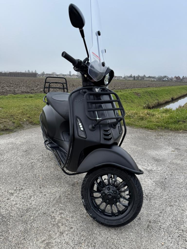 Vespa sprint 2021 Full Option, Fietsen en Brommers, Scooters | Vespa, Ophalen, Zo goed als nieuw, Benzine