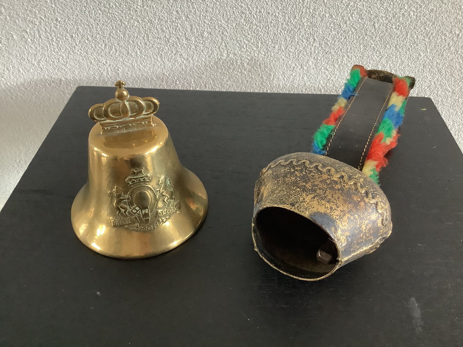 Antieke Engelse tafelbel en antieke Zwitserse koebel, Ophalen of Verzenden