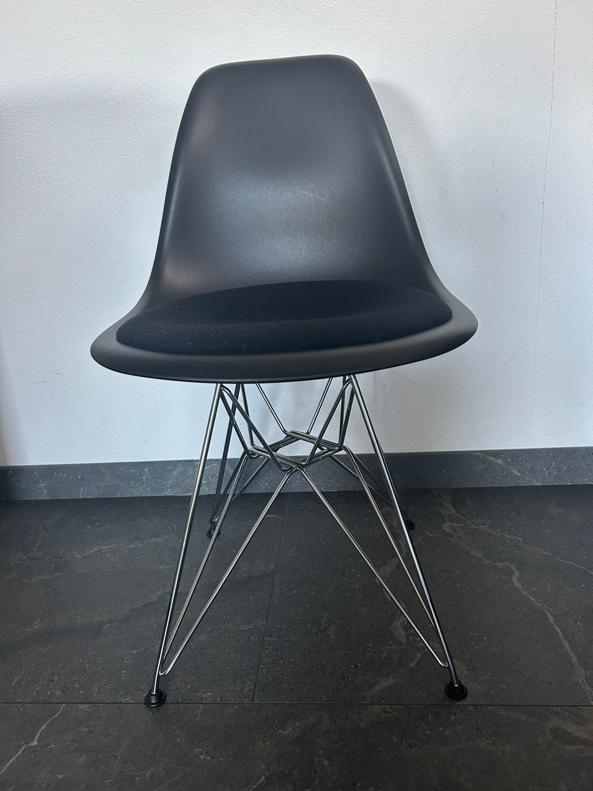 Vitra Eames  DSR dining chair zwart, Huis en Inrichting, Ophalen, Gebruikt, Zwart, Vijf, Zes of meer stoelen