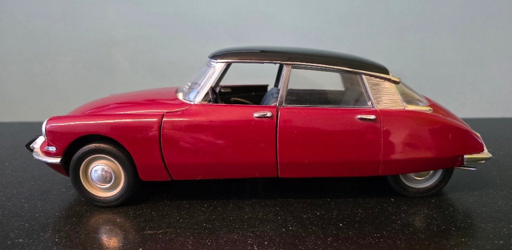 Model Snoek (Citroën DS), Hobby en Vrije tijd, Modelauto's | 1:18, Zo goed als nieuw, Auto, Bburago, Ophalen