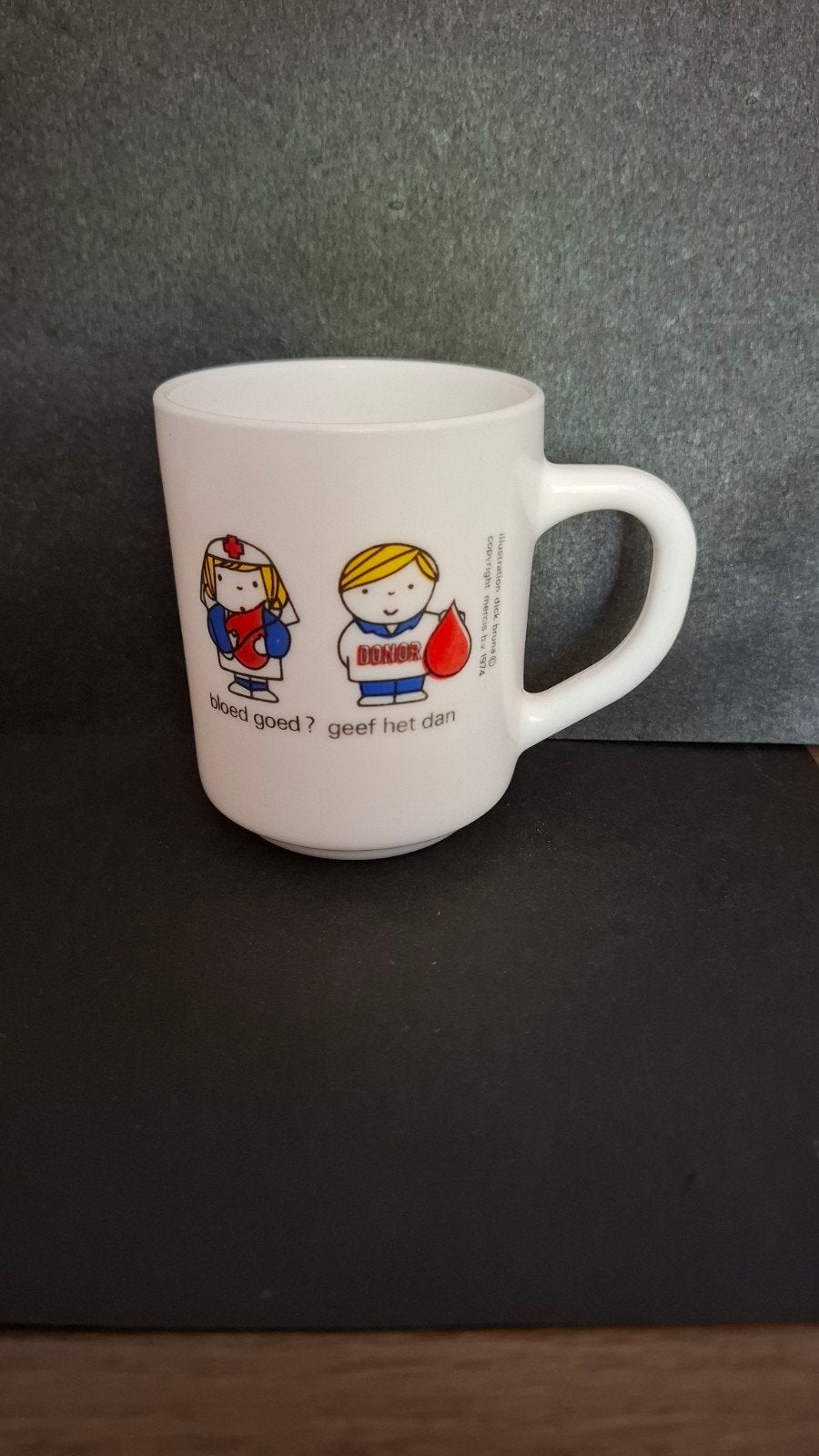 arcopal Dick Bruna mok beker 1974 bloeddonor, Keramiek, Zo goed als nieuw, Overige stijlen, Mok