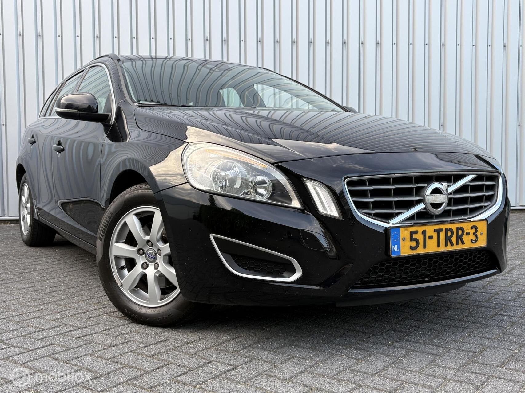 Volvo V60 1.6 T3 Momentum | Leder | NAP | Trekhaak | Navi |, Auto's, Voorwielaandrijving, Gebruikt, Zwart, 4 cilinders