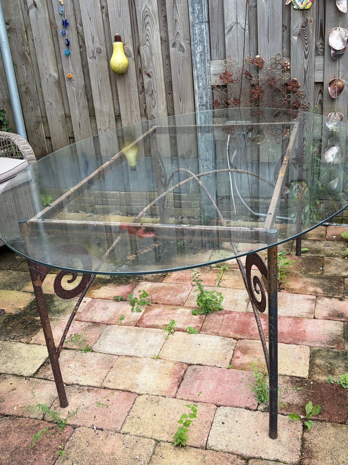 Unieke Maroeska Metz tuintafel met glazen blad, Ophalen, Gebruikt, 100 tot 150 cm, 50 tot 100 cm