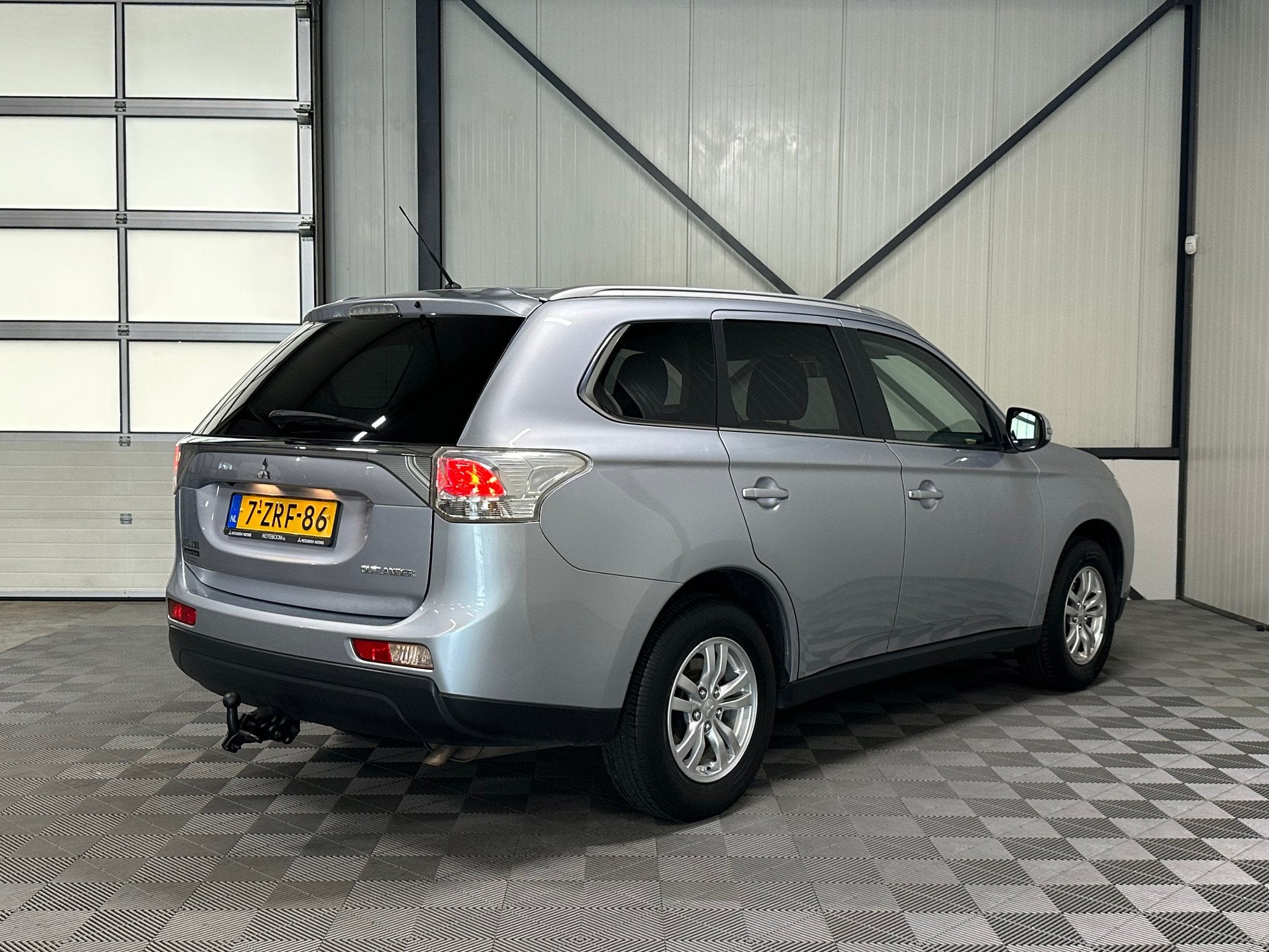 Mitsubishi Outlander 2.0 Aut | Business Edition 7-Pers | Nav, Auto's, 4 cilinders, 7 stoelen, Zilver of Grijs, 1430 kg