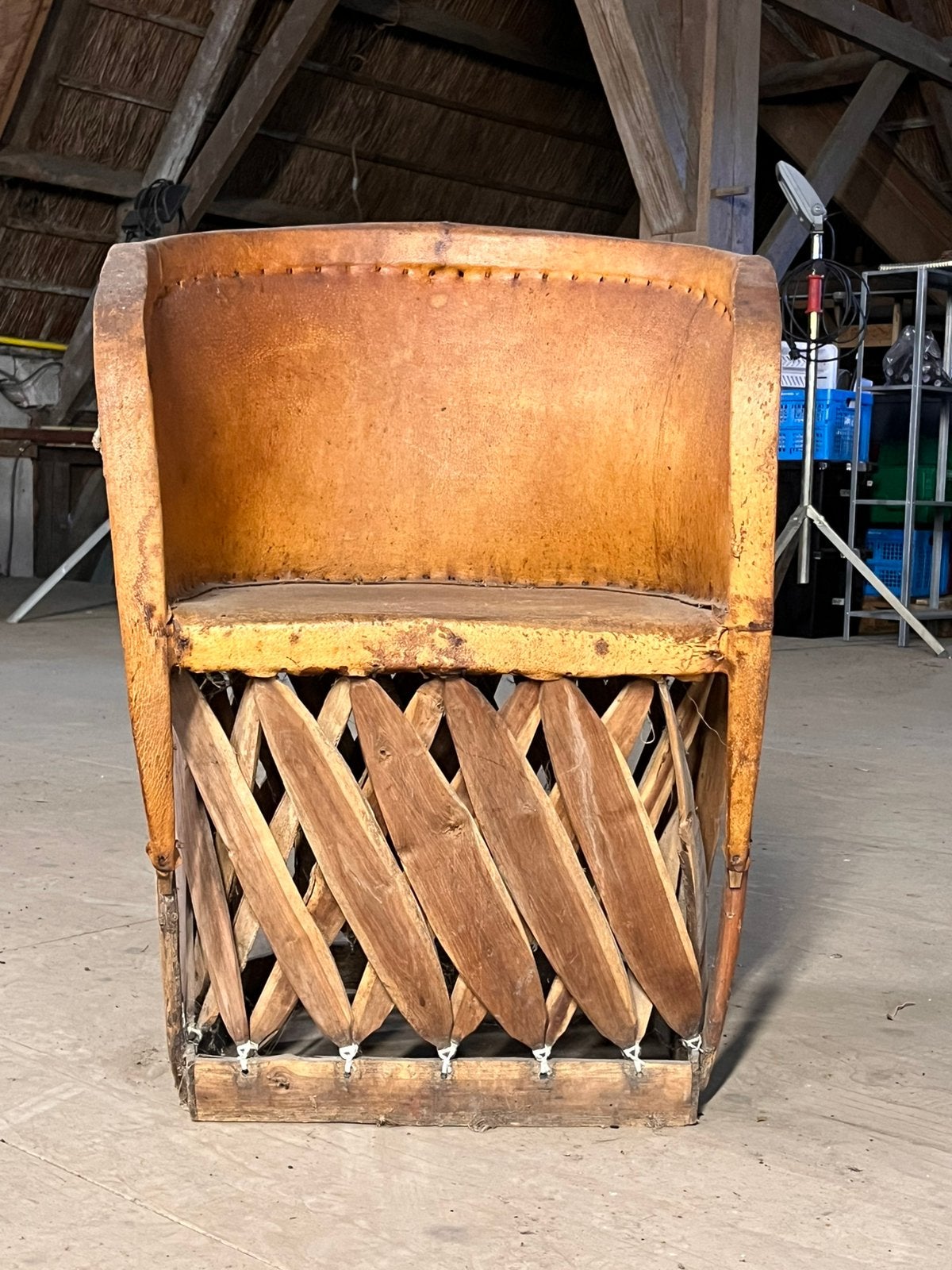 Vintage leren fauteuil met houten frame | rustieke kuipstoel, Huis en Inrichting, Stoelen, Ophalen, Bruin, Leer, Eén