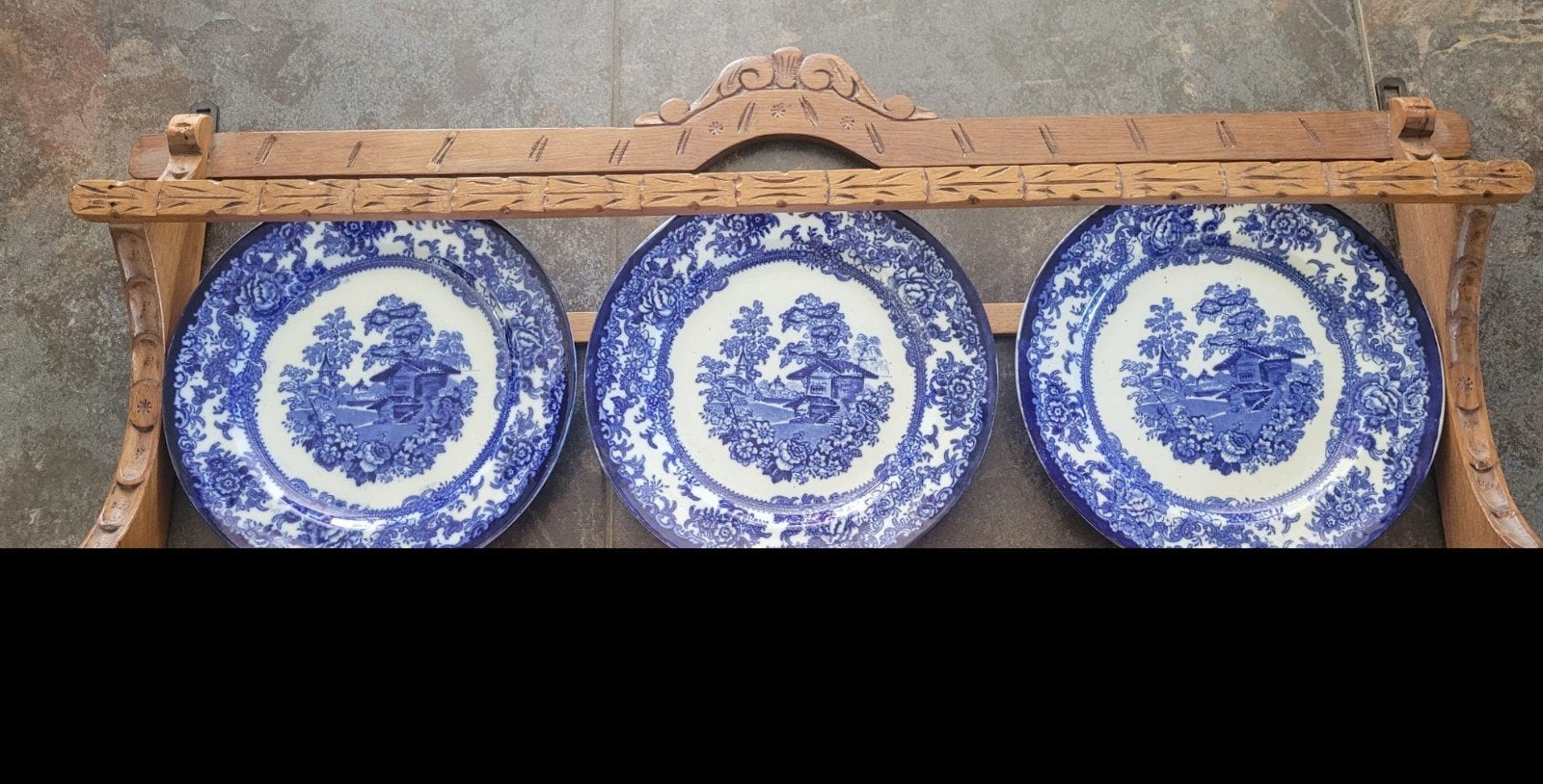 3 Delfts blauwe borden in houten rek, Ophalen