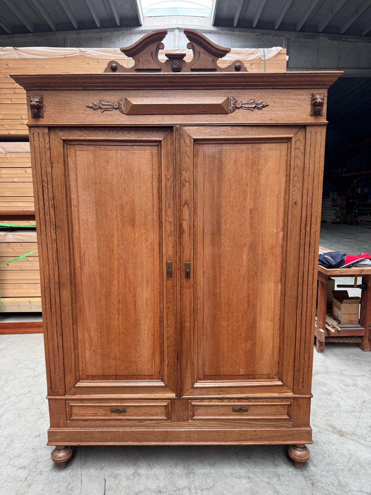 Antieke Eikenhouten Kast met Sierlijke Details, Ophalen