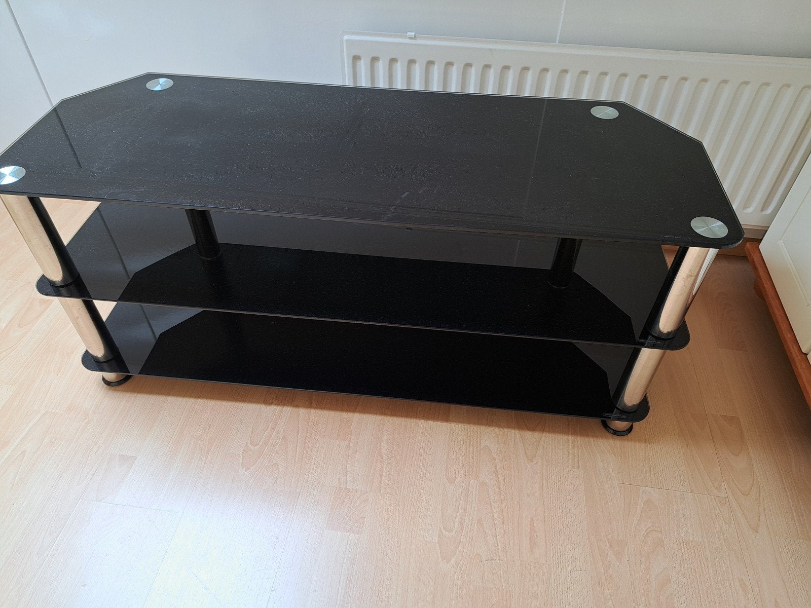 Zwart glazen tv-meubel met 3 planken in zeer goede staat, Huis en Inrichting, Kasten | Televisiemeubels, Ophalen, 100 tot 150 cm
