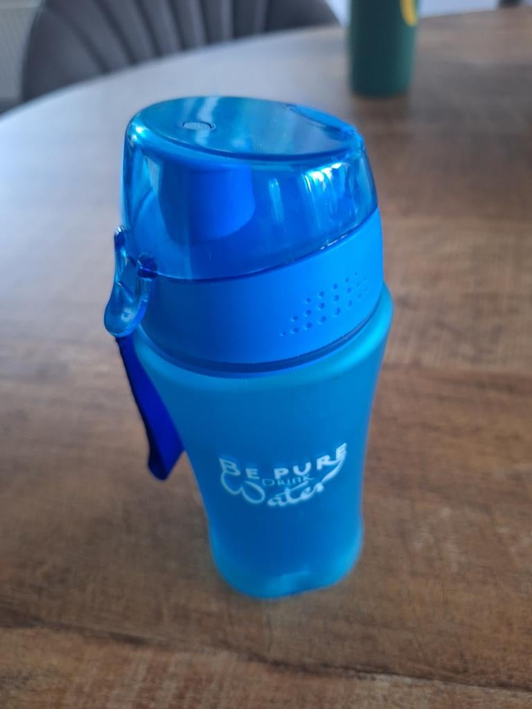 Gratis blauwe drinkfles met logo en draaglus, Ophalen