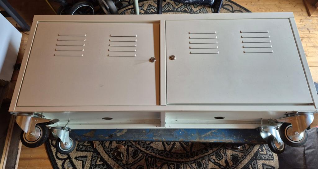 Wit ijzer Ikea (tv)meubel met wieltjes, Ophalen, Gebruikt