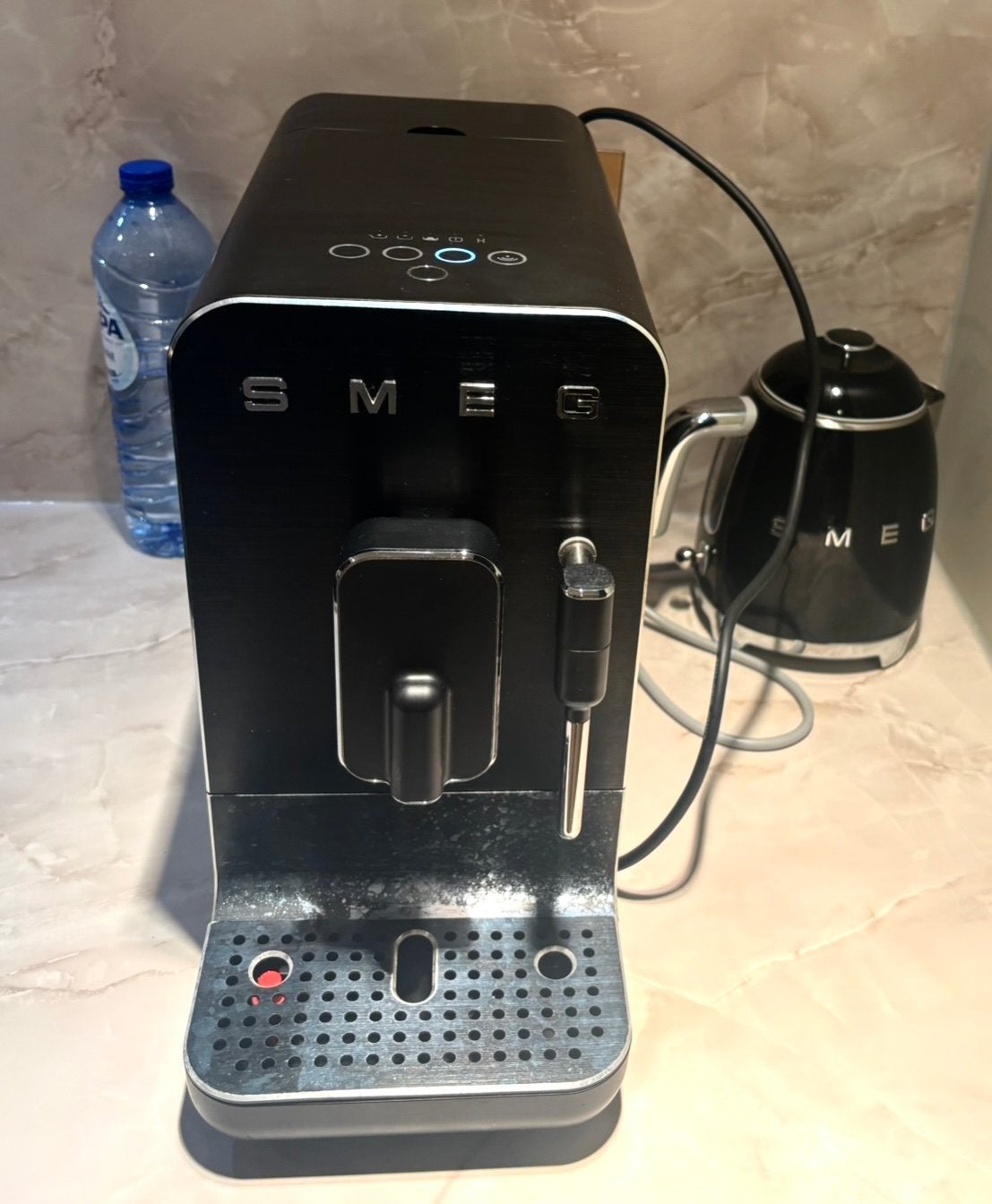 SMEG BCC02 Volautomatische Koffiemachine Bean to Cup Zwart, Stoompijpje, Koffiemachine, Zo goed als nieuw, Koffiebonen