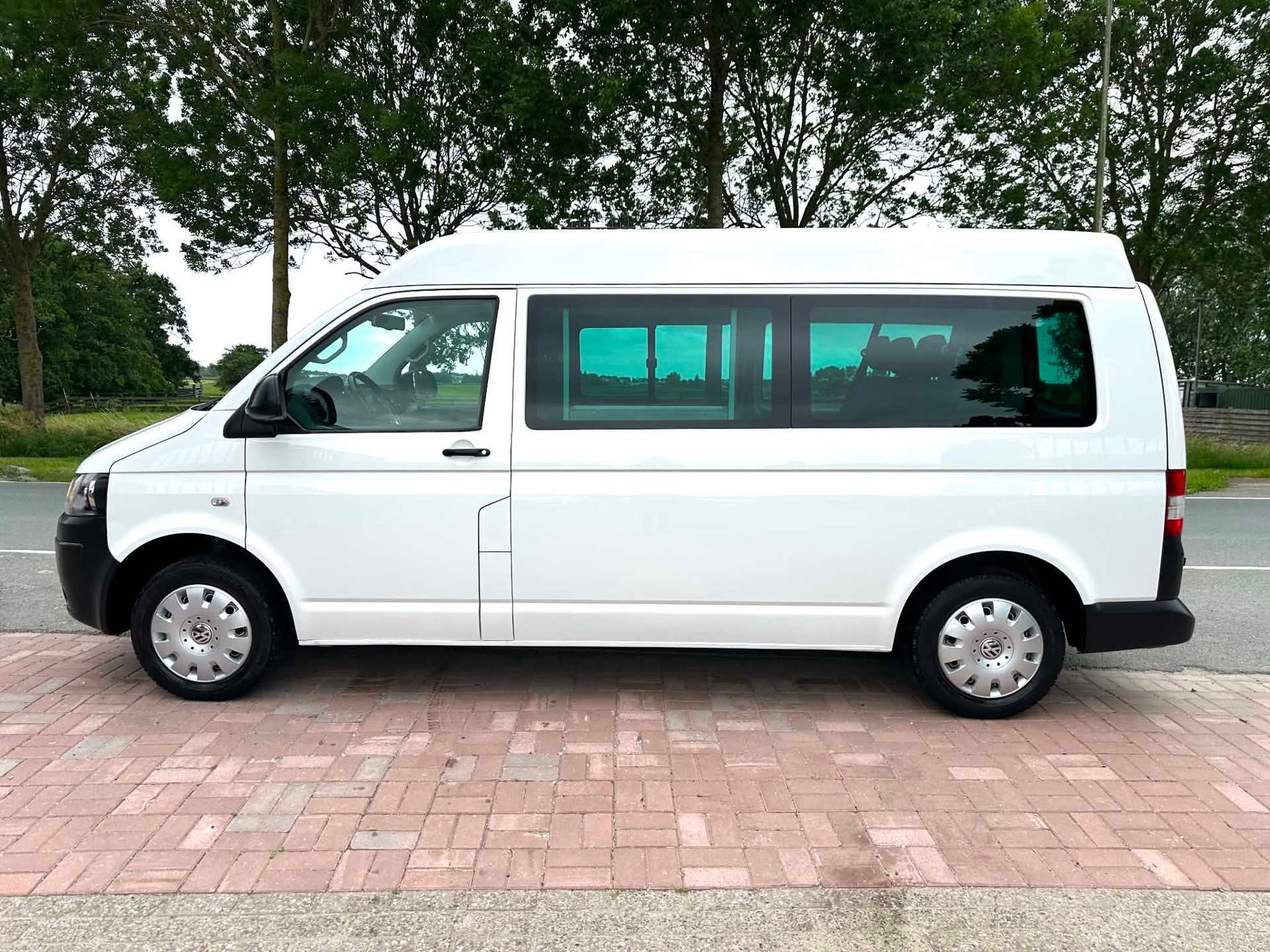 Volkswagen Transporter Kombi 2.0 TDI L2H2 AUTOMAAT MARGE 9 P, Auto's, Euro 5, Stof, 241 €/maand, 2500 kg