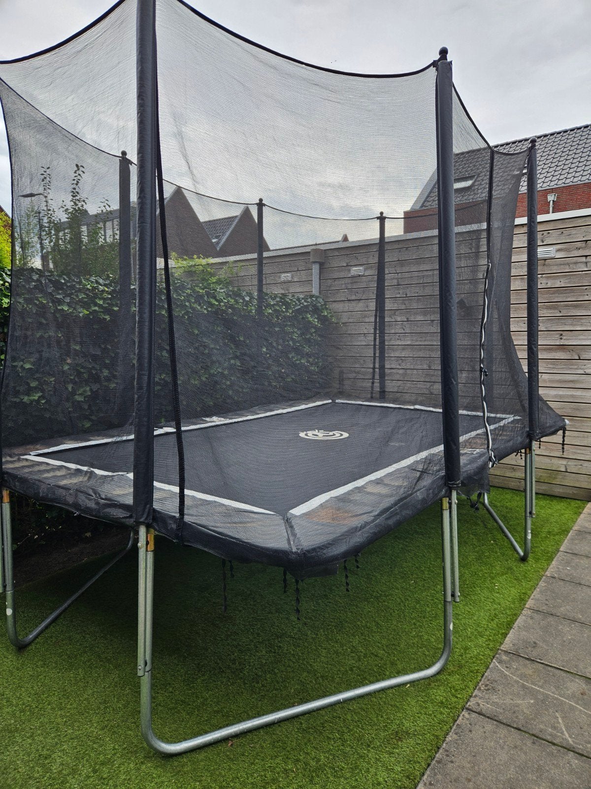 Trampoline 2.45x3.75m met veiligheidsnet, rand beschadigd, Ophalen, Gebruikt