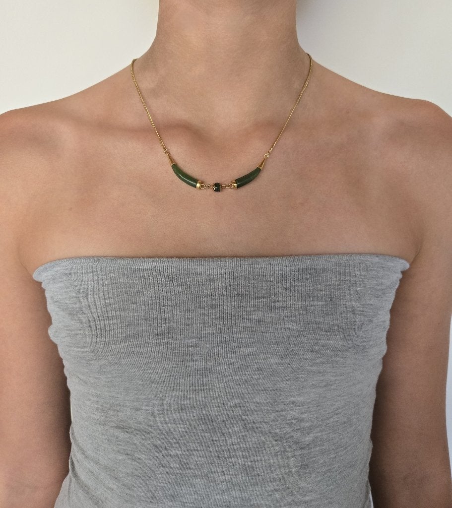 Ketting armband oorbellen goudkleurig nefrietjade 1975 tusk, Overige materialen, Ophalen of Verzenden, Zo goed als nieuw, Met edelsteen
