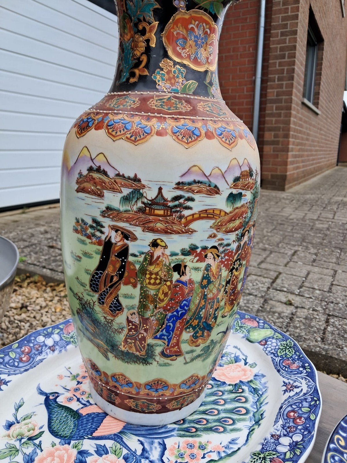 Grote Chinese vaas met gedetailleerde decoratie, Antiek en Kunst, Antiek | Vazen, Ophalen of Verzenden