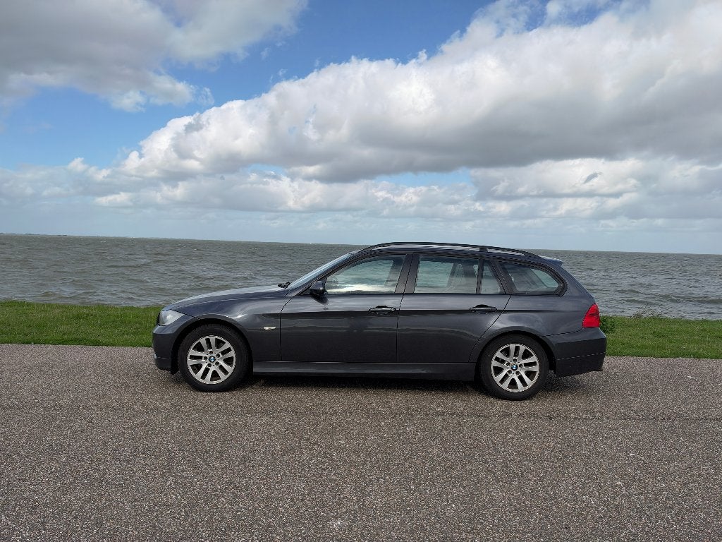 BMW 320i Touring | APK juli 2027 | 187.000 km | Bruin leder, Auto's, 13 km/l, Achterwielaandrijving, 1995 cc, Zwart