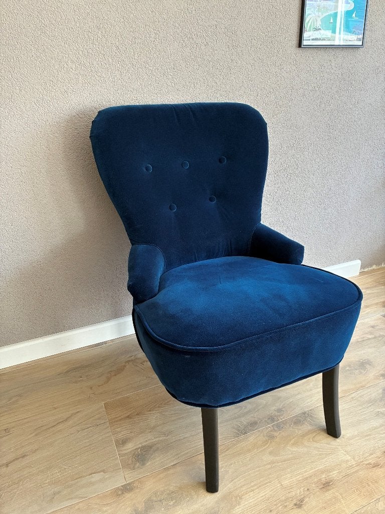 2x IKEA REMSTA fauteuils – donkerblauw velvet, Ophalen, 75 tot 100 cm, Zo goed als nieuw, 50 tot 75 cm